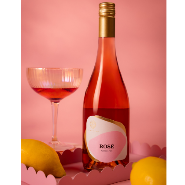 Zeronimo Rosé Product Picture with Lemons